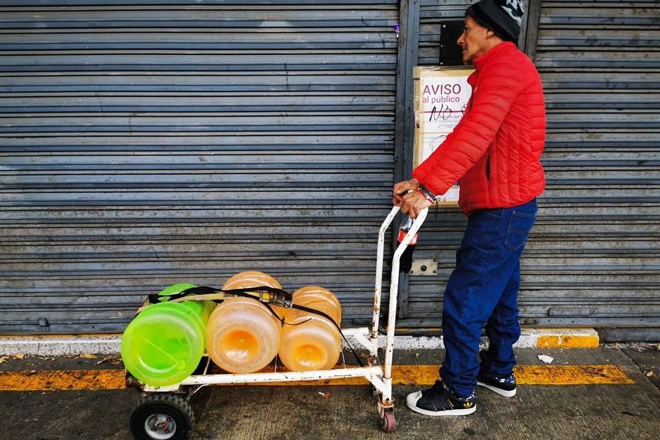 Habitantes de Venustiano Carranza acuden entre las 8:00 y 15:00 horas para pagar el servicio, pero la oficina está cerrada.