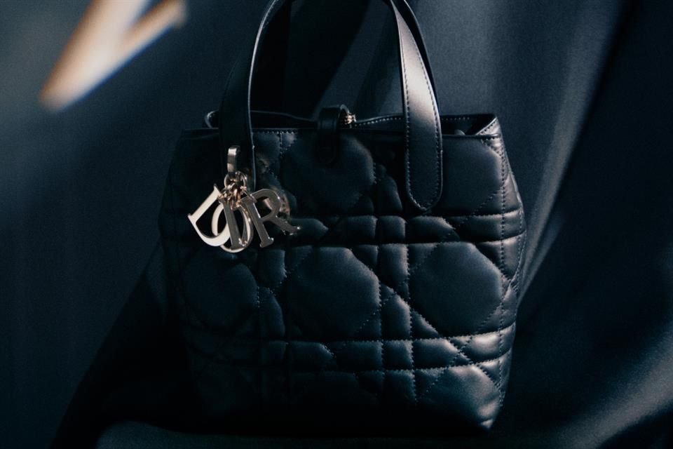 Dior Toujours está disponible en color negro y beige empolvado para tamaño mediano.