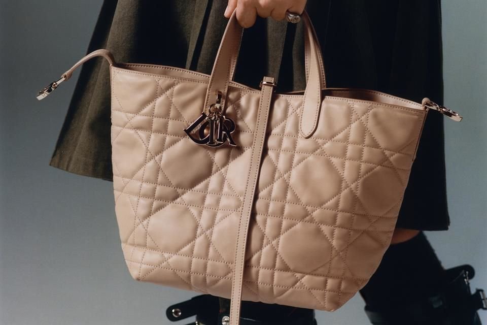 El bolso fue originalmente ideado por Maria Grazia Chiuri y convertido en un símbolo característico de la marca desde su lanzamiento.