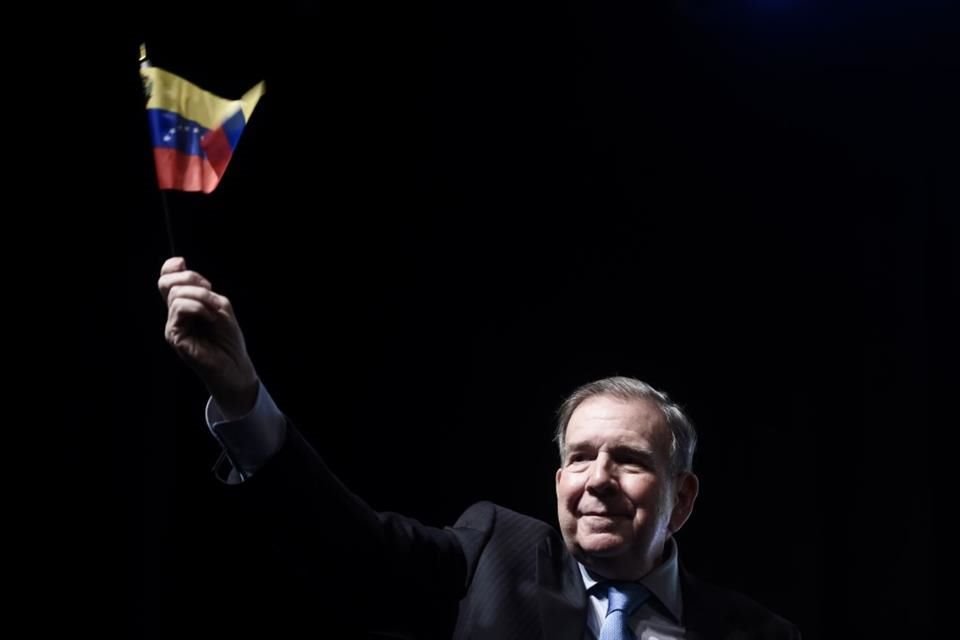 El líder opositor de Venezuela, Edmundo González, ondea una bandera venezolana durante una reunión con simpatizantes en la Ciudad de Panamá, el 8 de enero de 2025.