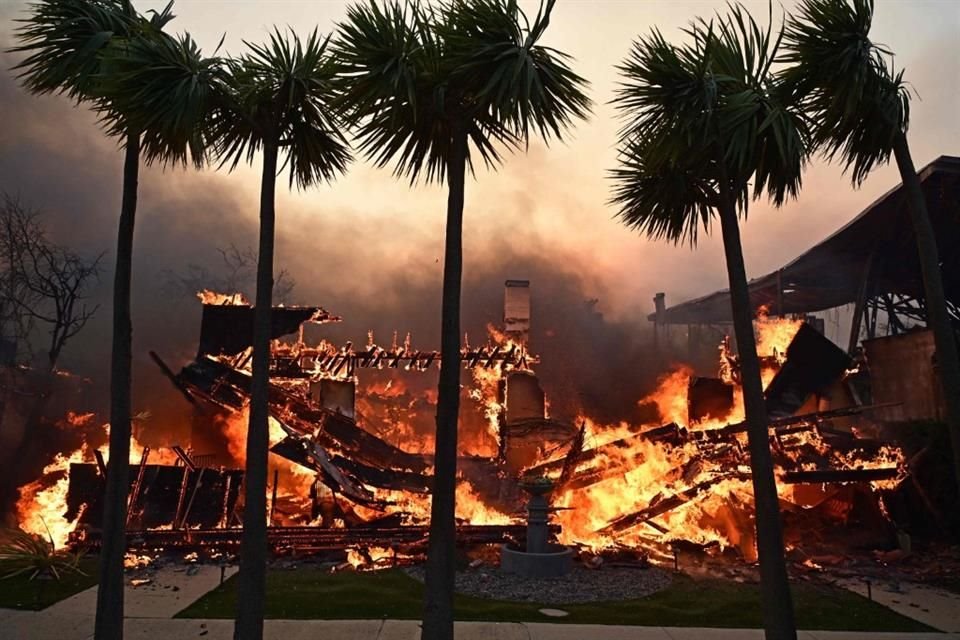 Pacific Palisades se convirtió en un infierno la mañana del martes que ya arrasó unas mil estructuras y consumió más de 4 mil 775 hectáreas.