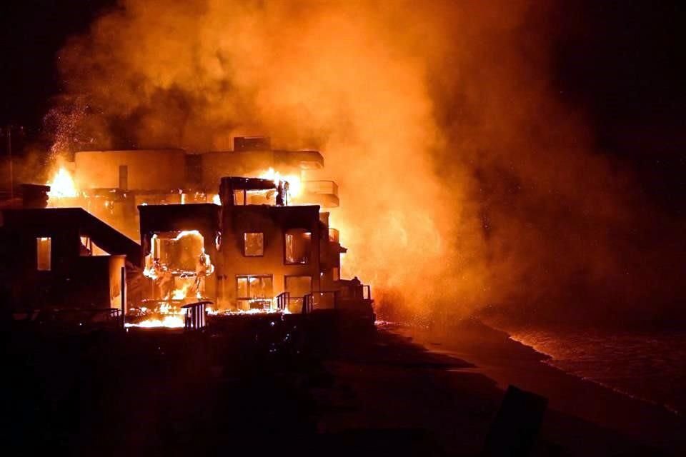 La aterradora ola de incendios forestales que asola Los Ángeles en múltiples frentes amenaza al corazón de la industria cinematográfica.