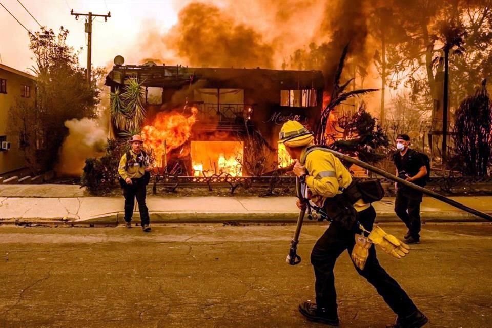 Subrayan que éste ya es uno de los peores incendios forestales en la historia de California.