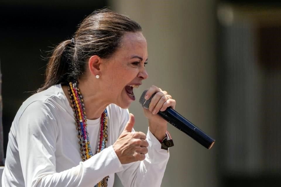 La líder opositora venezolana, María Corina Machado, reapareció en las protestas de la Oposición tras meses en la clandestinidad.