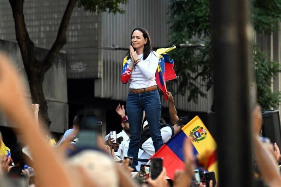 La líder opositora venezolana María Corina Machado hace un gesto durante una protesta convocada por la oposición en vísperas de la investidura presidencial.