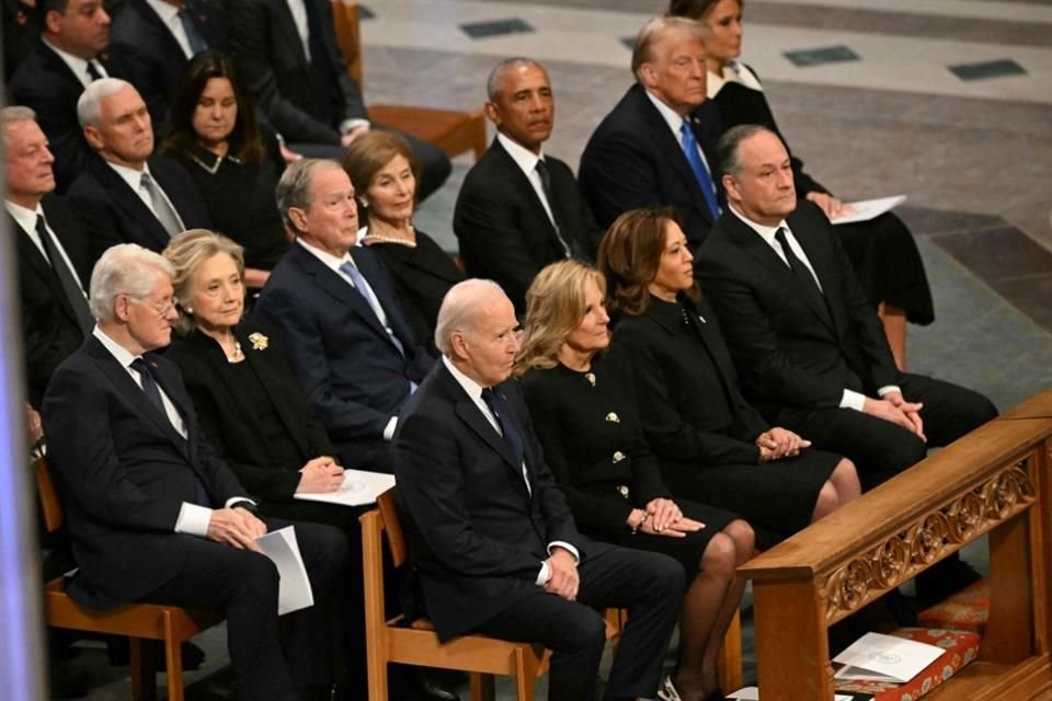 El Presidente actual de Estados Unidos, el Mandatario electo y tres de sus antecesores durante el funeral de Estado de Jimmy Carter, en Washington.