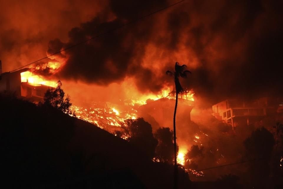 Los incendios han dejado un saldo de casi 2 mil estructuras devastadas, cinco fallecidos y cinco bomberos heridos.