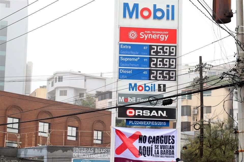 Personal de la Profeco colocó una lona en una gasolinera Mobil, en el sector San Jerónimo.