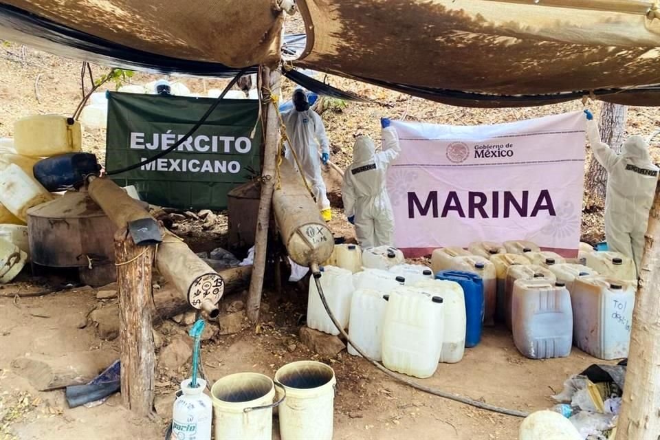 Personal de la Marina, del Ejército y de la FGR participaron en el operativo de desmantelamiento.