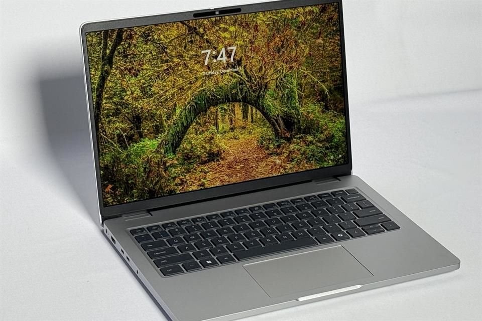 El modelo Dell Pro 14 recupera el diseño de las MacBook Pro del catálogo actual de Apple.