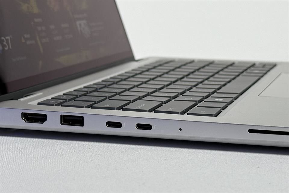 Una de las novedades en esta nueva familia de laptops es la inclusión de puertos USB desmontables para facilitar su reparación.