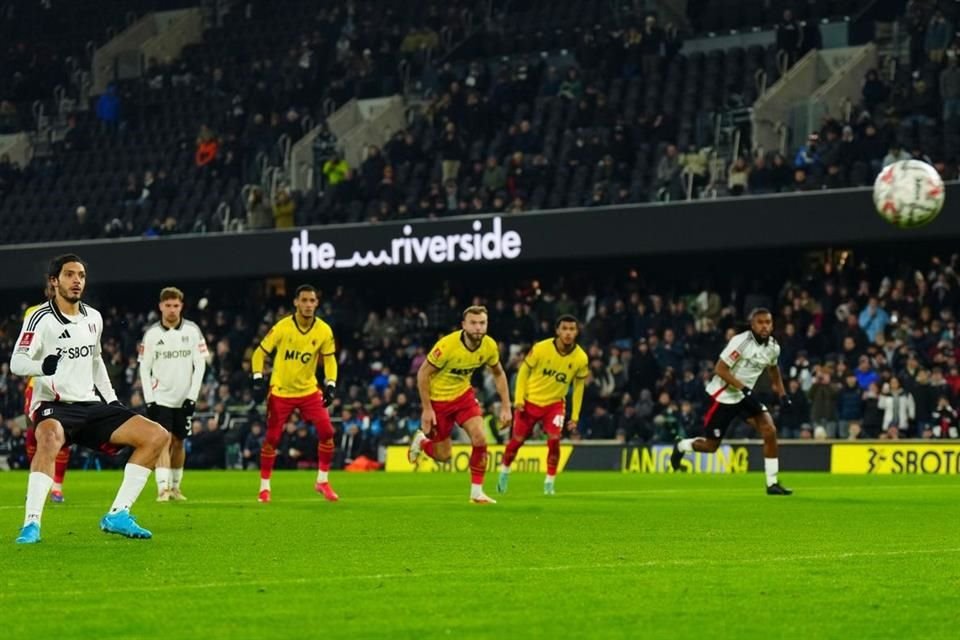 Raúl Jiménez llegó a 10 goles en la temporada con el Fulham, tras marcar un tanto en el 4-1 sobre el Watford en la Tercera Ronda de FA Cup.