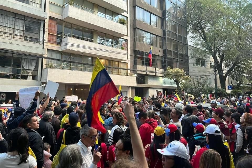 Decenas de personas se congregaron afuera de Embajada de Venezuela en México para protestar en apoyo a Oposición, a un día de investidura.