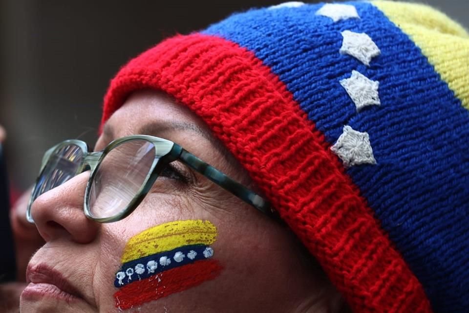 Alguna asistentes llegaron con la bandera venezolana pintada en la mejilla.