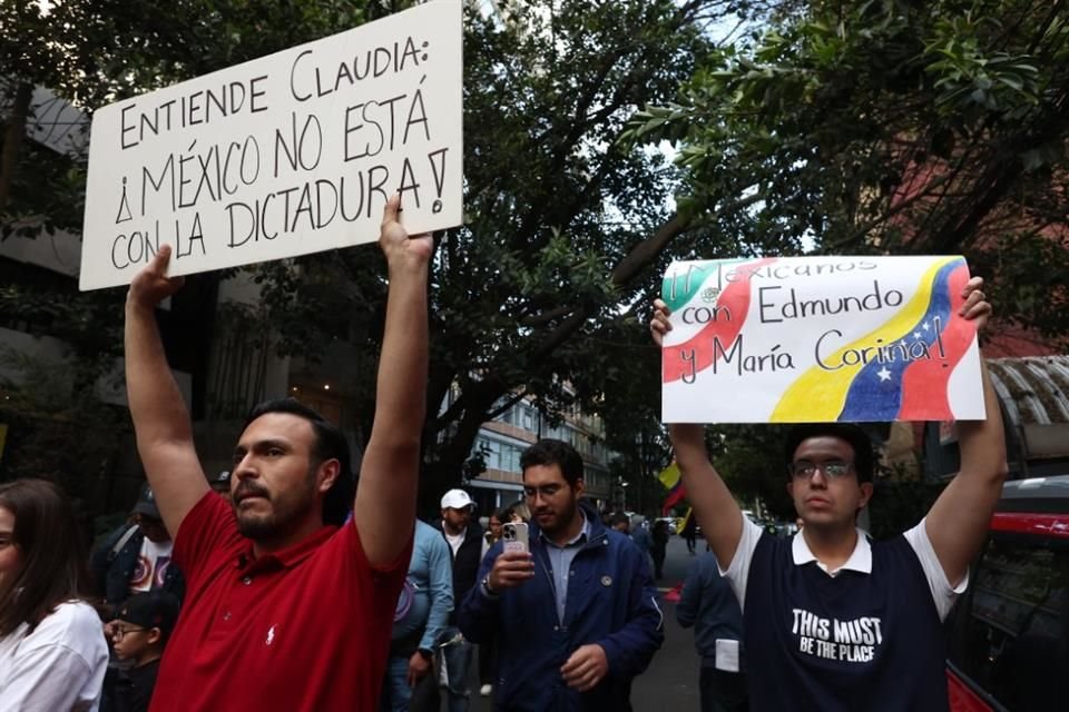 Los manifestantes exigieron al Gobierno de Claudia Sheinbaum marcar distancia de Maduro.