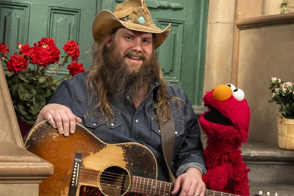 El cantautor Chris Stapleton junto al personaje de Elmo en el set de 'Sesame Street'.