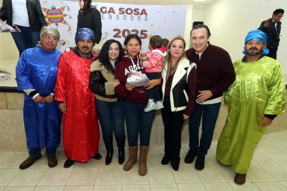 Olga Sosa, Senadora morenista por Tamaulipas acompañó al Alcalde panista de Miguel Alemán, Ramiro Cortez, en la entrega de juguetes.