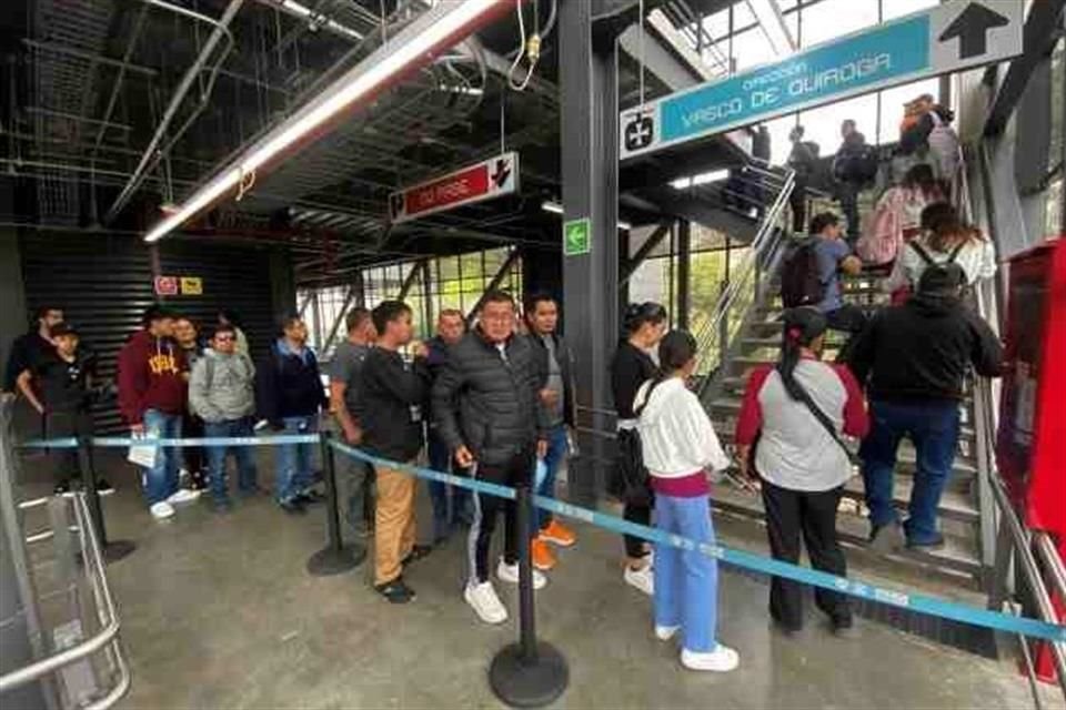 Visitantes aguardan para abordar una góndola. Algunos para realizar sus actividades cotidianas; otros, para conocer este transporte. 