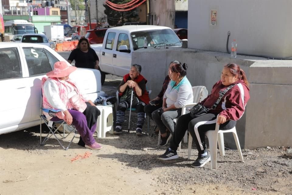 Los vecinos se ubicaron en campamentos a lo largo del trazo. 