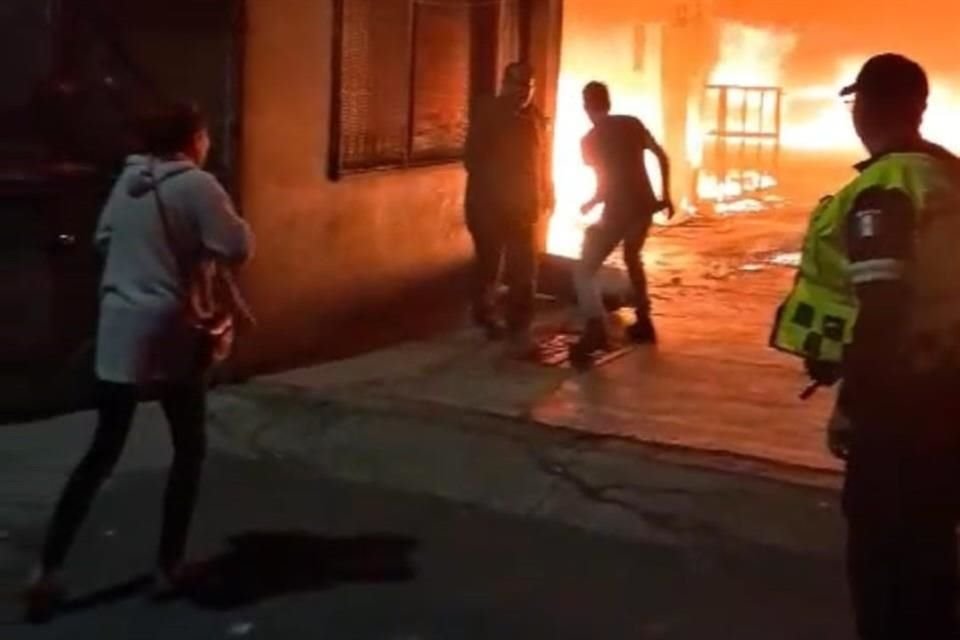 Bomberos controlaron las llamas y reportaron que no hubo personas lesionadas.