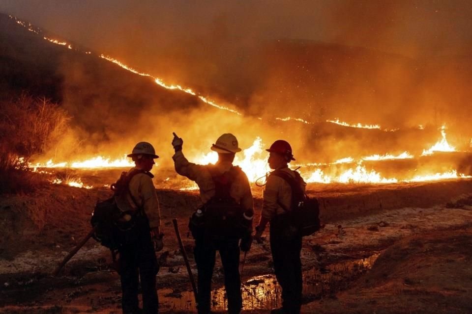 La Presidenta enviará un equipo con miembros de la Conafor y la Sedena para combatir los incendios en Los Ángeles.