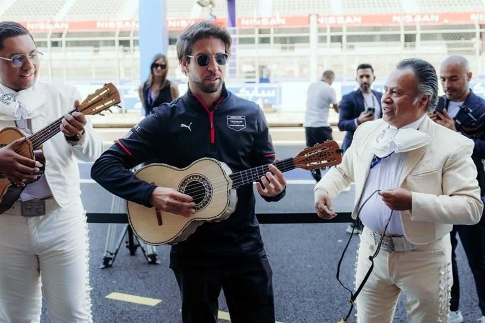 Se unen los pilotos a la fiesta mexicana.