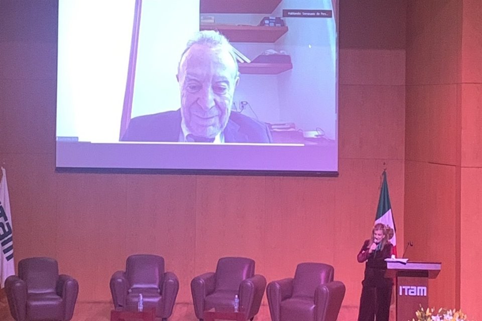 Guillermo Ortiz, ex titular de Hacienda y de Banxico, al participar en Seminario del ITAM.