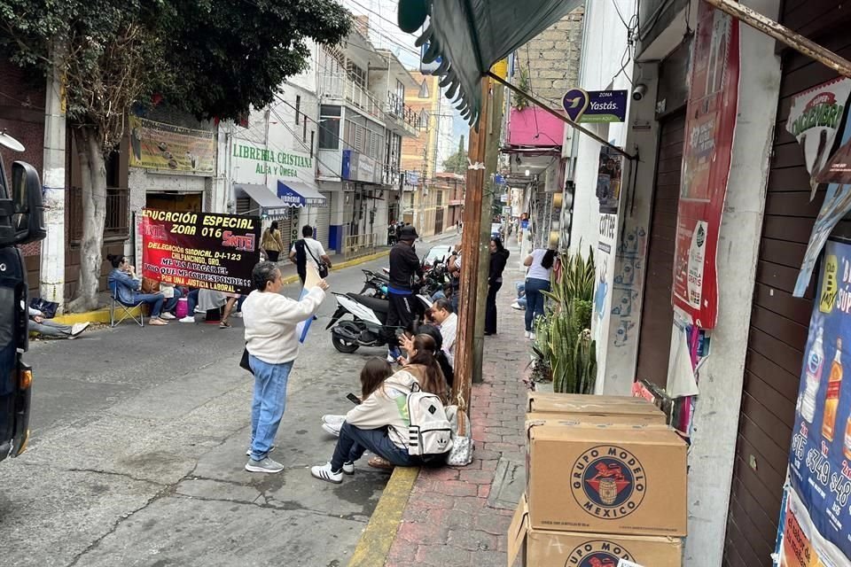 En Chilpancingo, docentes y administrativos cerraron las calles.