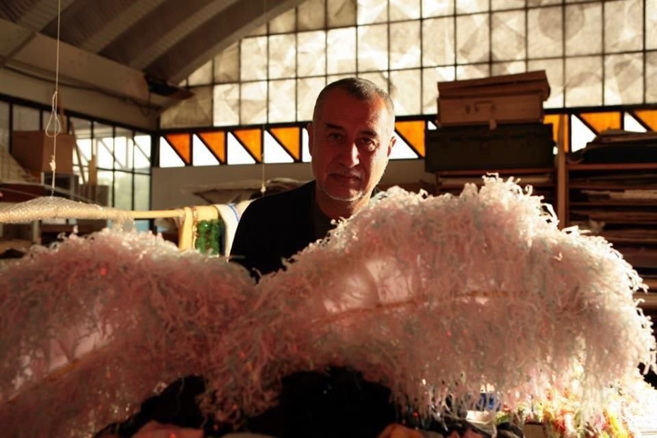 Humberto Spíndola exploró las posibilidades plásticas del papel en instalaciones arquitectónicas, libros, vestuario, altares de muertos y más.