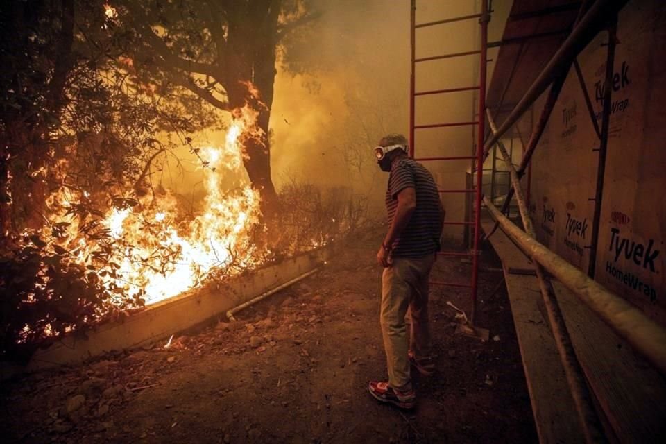 Autoridades declararon un toque de queda nocturno en zonas afectadas en AL por devastadores incendios ante temor de posibles saqueos.