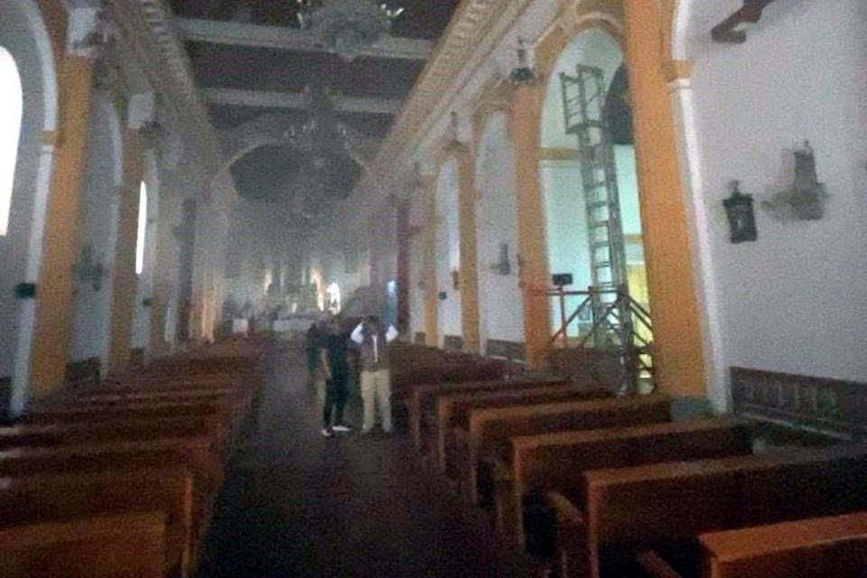 La Capilla que se incendió es un espacio de 8 x 15 metros en el que se dejaban veladoras e imágenes religiosas. Su construcción data del Siglo XVIII