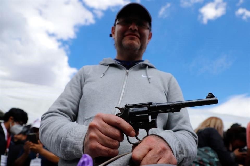 Manuel Olmedo, vecino de la Alcaldía Gustavo A. Madero, llevó ayer al stand militar del 80 Batallón de Infantería un viejo revólver calibre .22 para canjearlo por dinero.