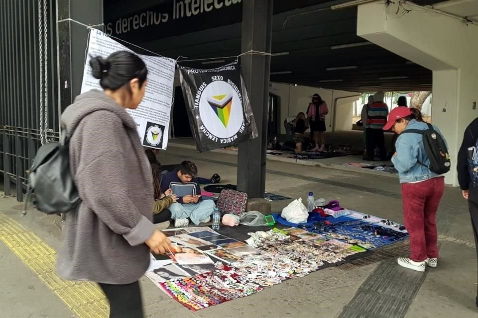 Activistas de la Tianguis Disidente volvieron a ocupar la Glorieta de Insurgentes.