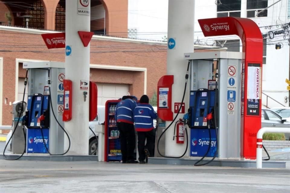 Gasolinera Mobil en San Jerónimo exhibida por Profeco con una manta continúa operación y analiza respuesta legal por el procedimiento.