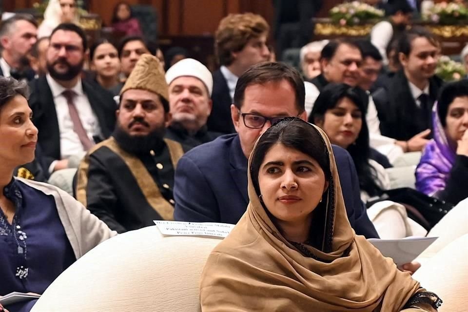 Malala Yousafzai, atacada en 2012 por talibanes pakistaníes en un autobús escolar, sólo ha regresado a su país en contadas ocasiones. Actualmente vive en Reino Unido.