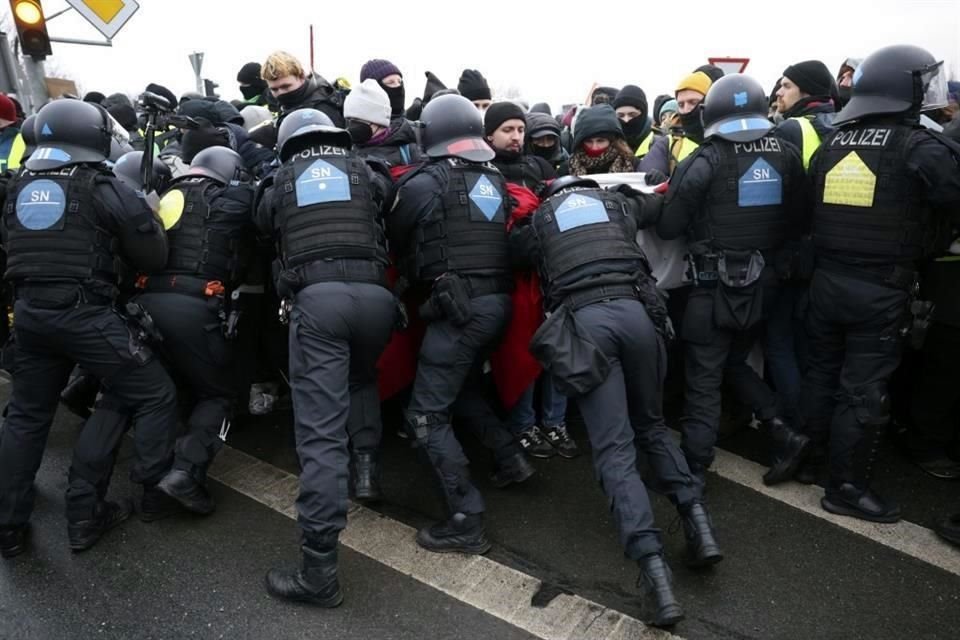 Miles de personas se manifestaron contra una convención del partido de ultraderecha AfD, bloqueando calles y retrasando inicio de reunión.