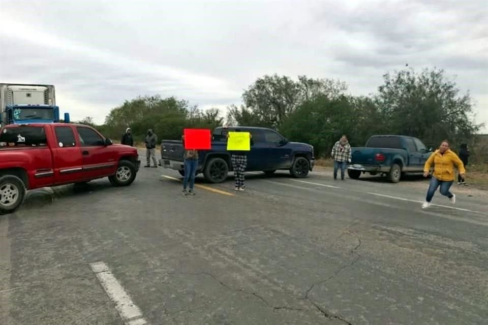 Los manifestantes mostraron pancartas donde se quejaban de tener cuatro días consecutivos sin electricidad ni agua potable.