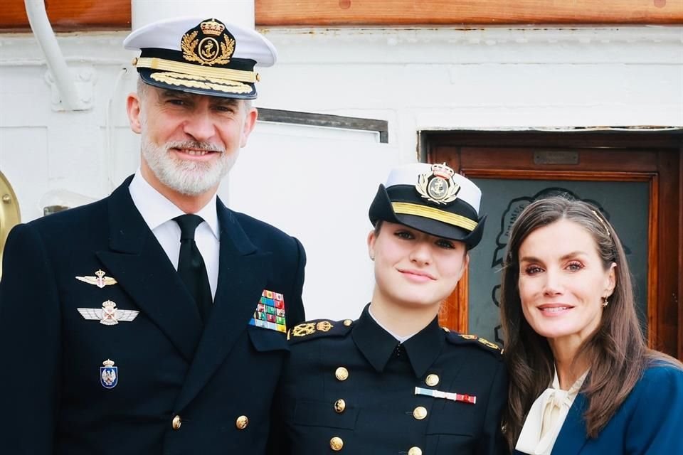 El Rey Felipe VI subió a bordo del Juan Sebastián Elcano para dar su despedida a su hija, la Princesa Leonor.