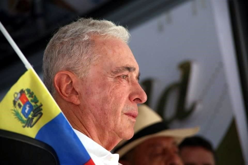 El ex Presidente colombiano Álvaro Uribe pidió una intervención militar internacional en Venezuela para quitar al Presidente Nicolás Maduro.