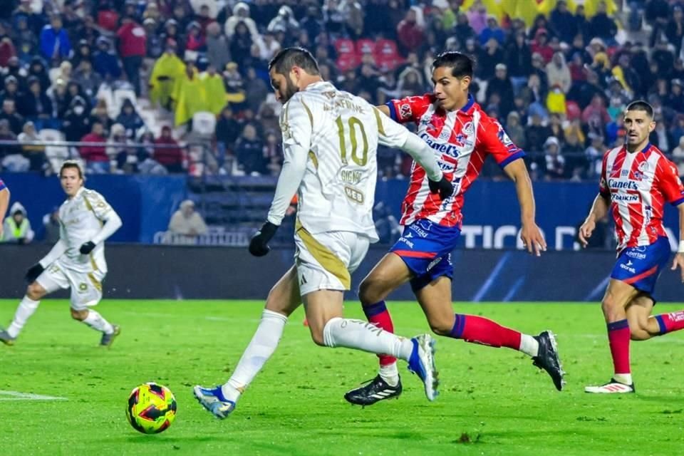 Andre-Pierre Gignac ingresó al partido a los 71 minutos, por Nicolás Ibáñez.