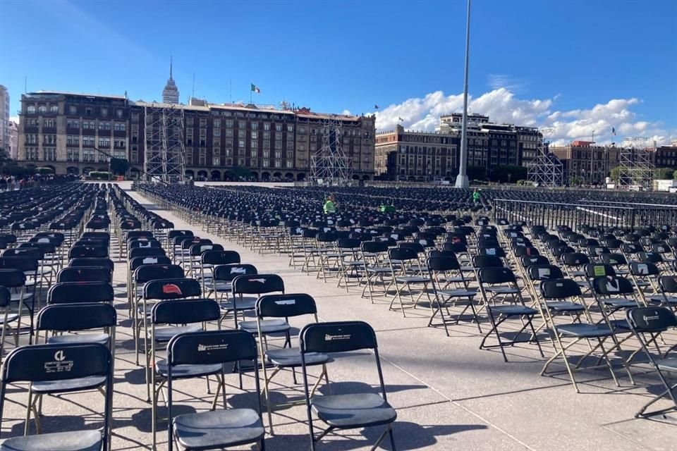 Con quince mil sillas y dos templetes, alistan celebración por los primeros 100 días de Gobierno de la Presidenta Sheinbaum en el Zócalo.