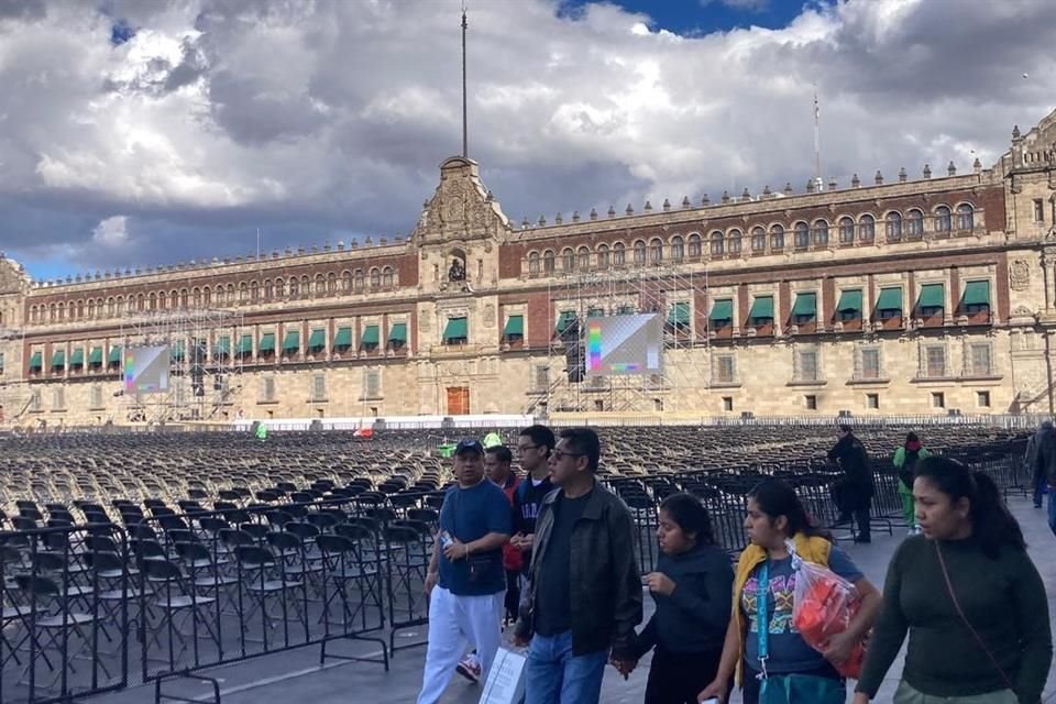 En el lugar se colocaron alrededor de 15 mil sillas para los asistentes al evento que encabezará la Presidenta Sheinbaum.