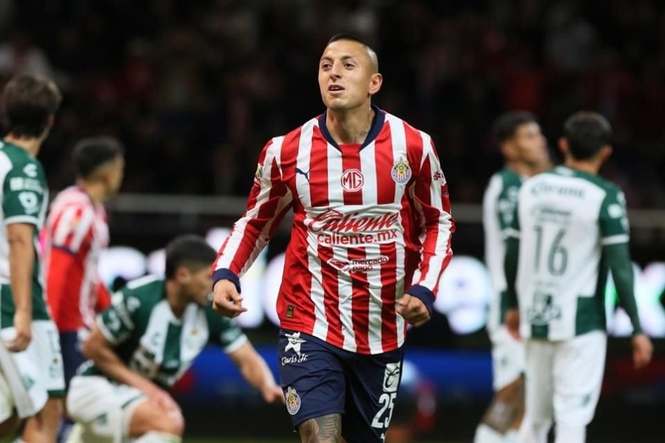 De villano a héroe: el 'Piojo' Alvarado le da el triunfo a Chivas.