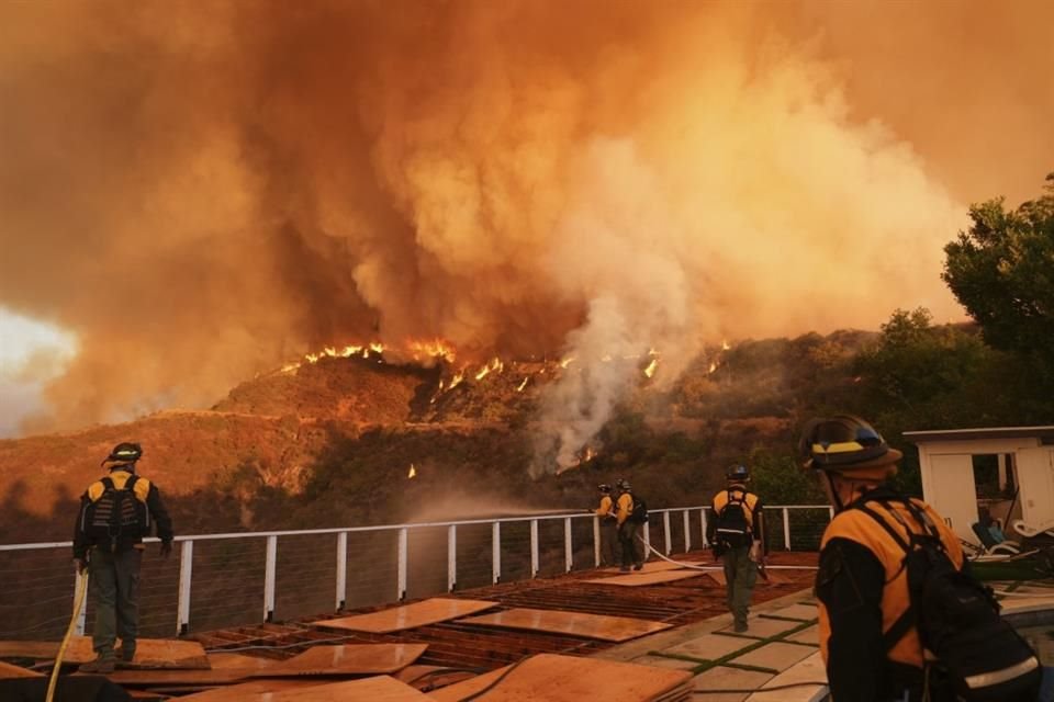 Al menos 16 personas han fallecido y 13 desaparecido por incendios registrados en Los Ángeles, California, según departamento forense.