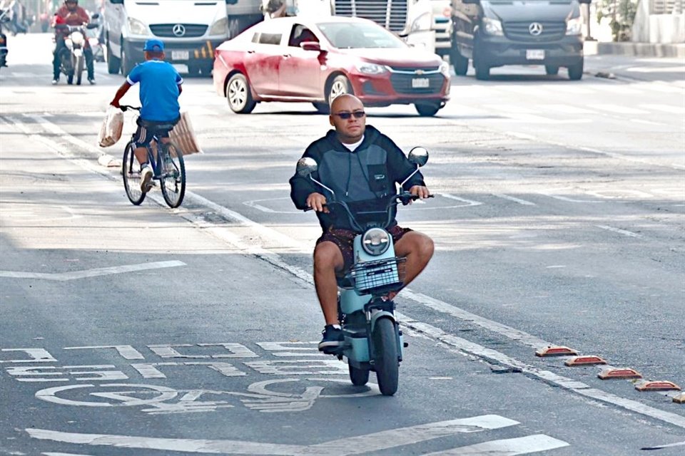 La multiplicación de bicicletas eléctricas en CDMX representa un desafío para la seguridad; especialistas en movilidad urgen reglas viales.