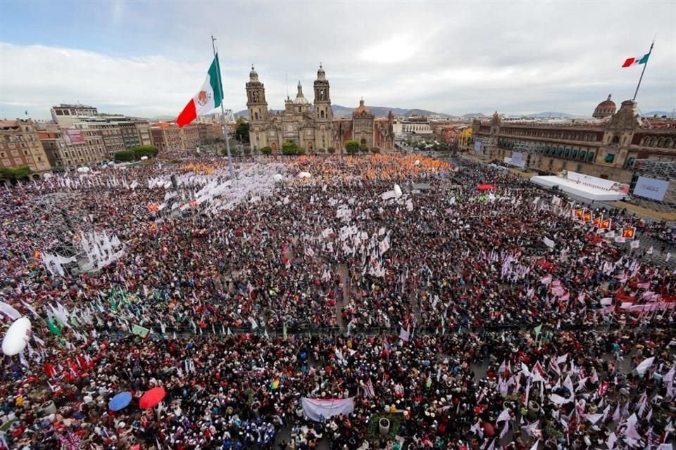 Aspecto panorámico del Zócalo capitalino a las 10:00 horas para el informe de 100 días de Claudia Sheinbaum.