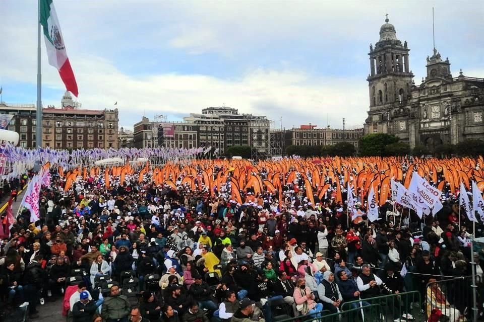 Contingentes del SNTE en la explanada de la Plaza de la Constitución.