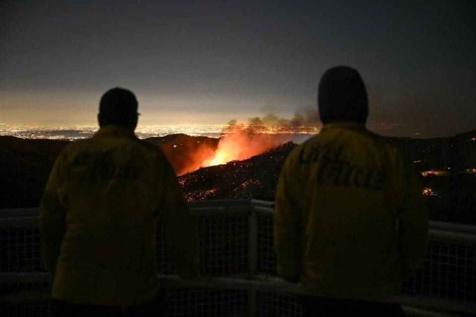 Bomberos monitorean el avance del incendio de Palisades el 11 de enero del 2024.