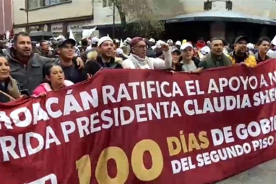 Un grupo de Michoacán, gobernado por el morenista Alfredo Ramírez Bedolla,se encamina a la plancha del Zócalo capitalino.