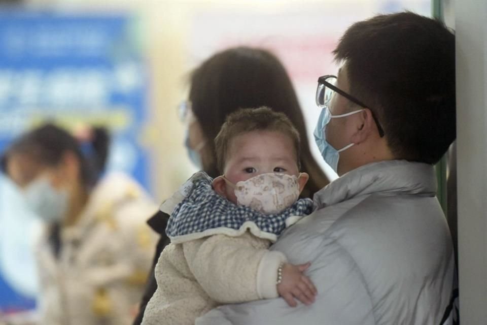 Un bebé con una mascarilla en un hispital en Hangzhou, el 6 de enero del 2025.